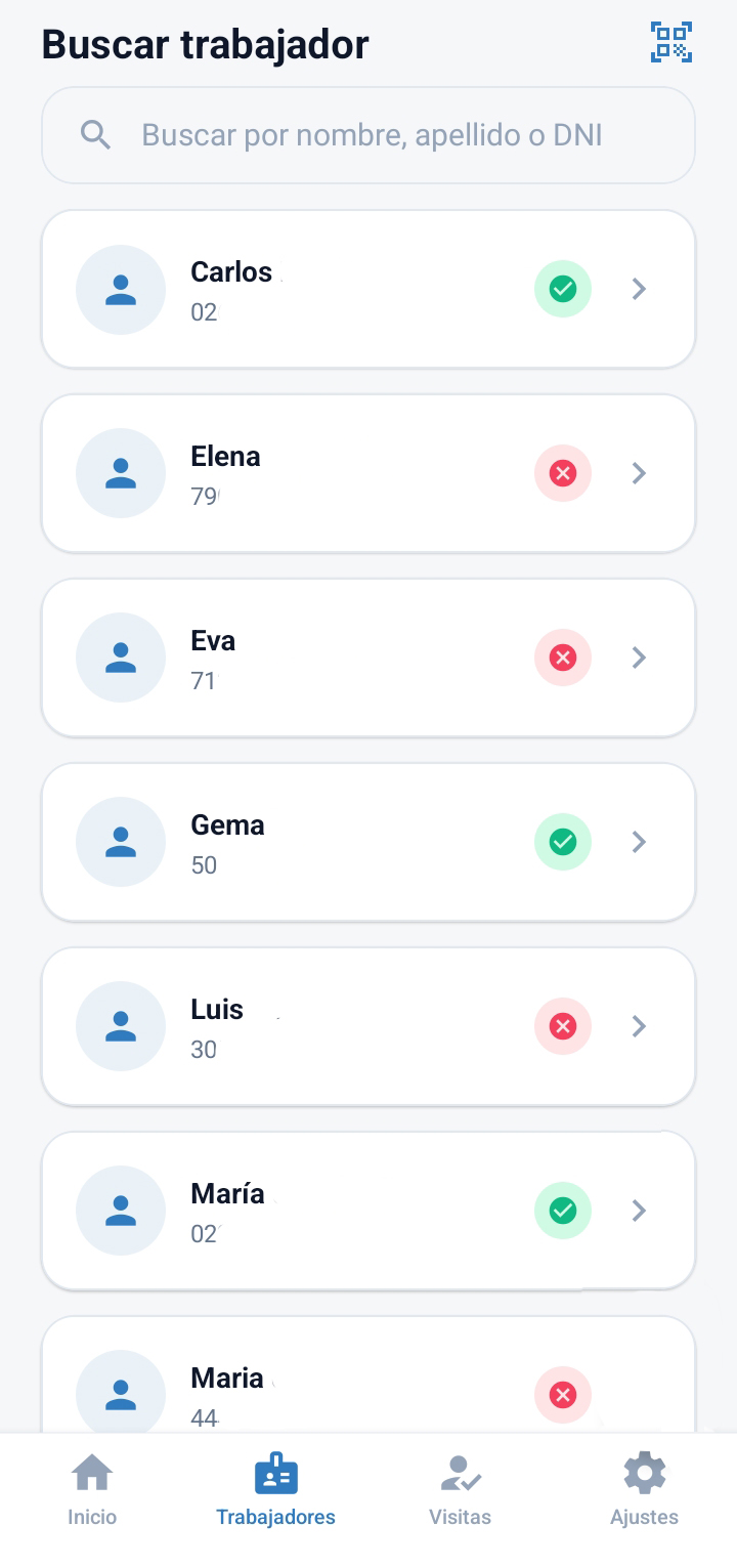 Buscador de trabajadores en Kaitoo Mobile con semáforo de cumplimiento visible en cada fila
